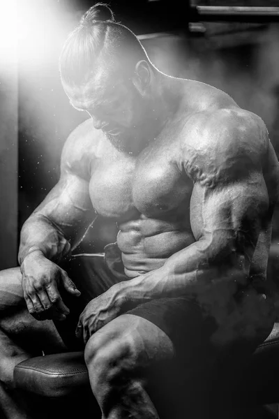 Όμορφος fit Καυκάσιος μυώδης άνδρας κάμψη τους μυς του στο γυμναστήριο — Φωτογραφία Αρχείου