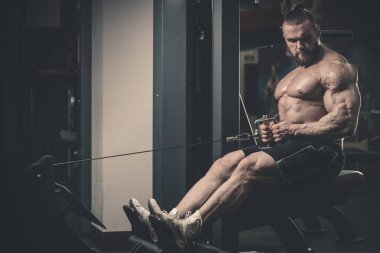 Yakışıklı güç atletik erkek diyet kadar sırt kas pompalama eğitim