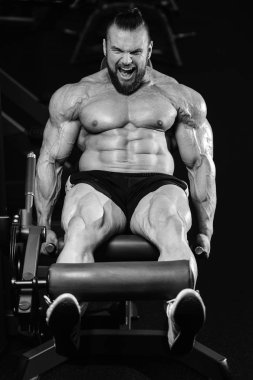 Yakışıklı uygun beyaz kas adam kasları spor salonunda esneme