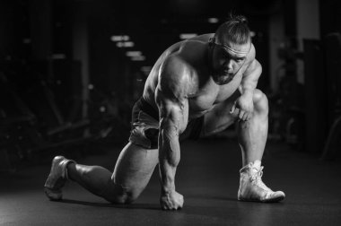 Yakışıklı uygun beyaz kas adam kasları spor salonunda esneme