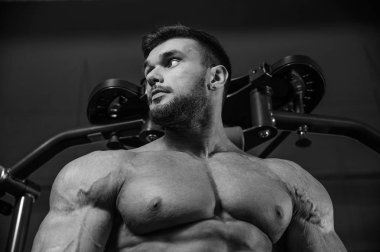 Acımasız beyaz yakışıklı fitness erkekler üzerinde diyet eğitim göğüs kuku