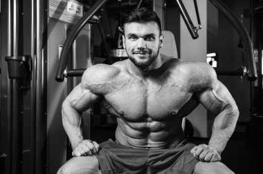 Yakışıklı uygun beyaz kas adam kasları spor salonunda esneme