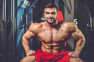 Yakışıklı uygun beyaz kas adam kasları spor salonunda esneme