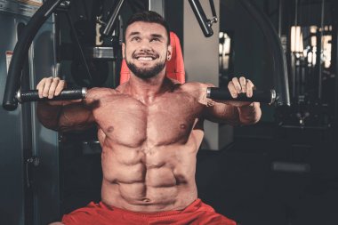 Yakışıklı uygun beyaz kas adam kasları spor salonunda esneme