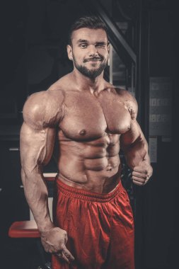 Yakışıklı beyaz kas adam diyet işaret parmakları gy içinde