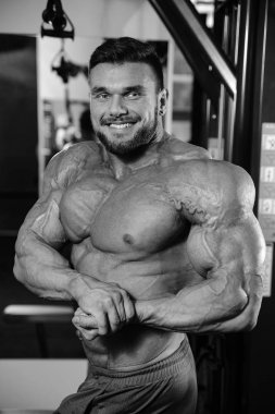 Diyet eğitim kas pompalama yakışıklı güç atletik erkek