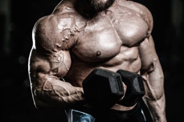 Diyet eğitim kas pompalama yakışıklı güç atletik erkek