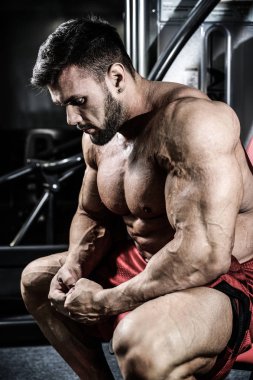 Yakışıklı uygun beyaz kas adam kasları spor salonunda esneme