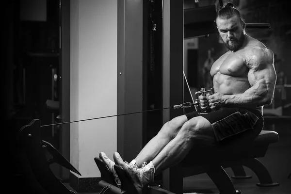 Komea voima urheilullinen mies ruokavalio koulutus pumppaus takaisin lihas — kuvapankkivalokuva