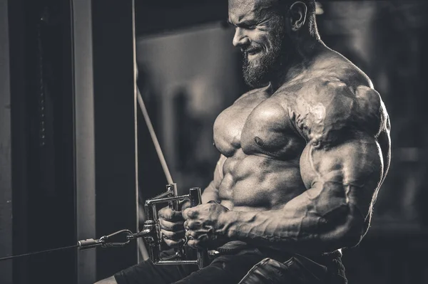 Guapo caucásico atleta muscular fitness masculino modelo ejecutar e —  Fotos de Stock