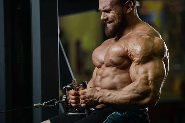 Guapo caucásico atleta muscular fitness masculino modelo ejecutar e —  Fotos de Stock