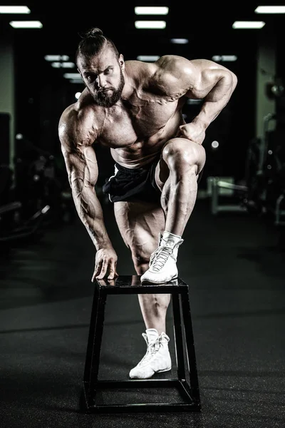 Guapo ajuste caucásico muscular hombre flexing su músculos en gimnasio —  Fotos de Stock