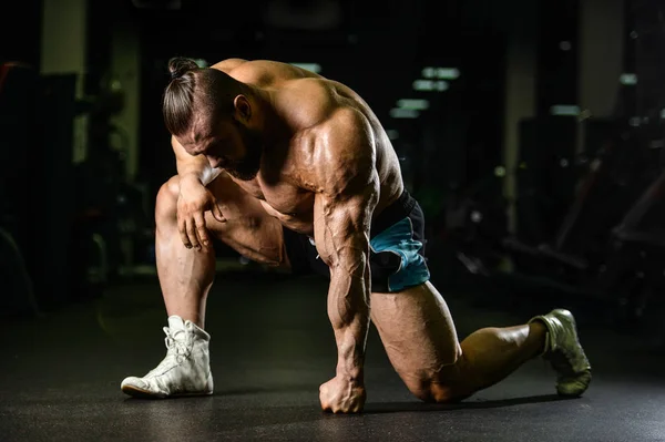 Bello potere atletico uomo dieta formazione pompaggio muscolare della schiena — Foto Stock