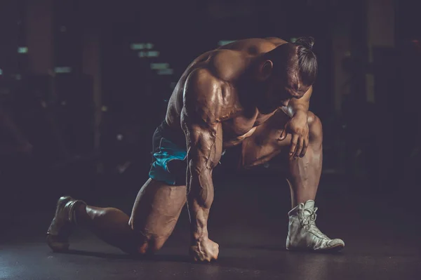 Yakışıklı uygun beyaz kas adam kasları spor salonunda esneme — Stok fotoğraf