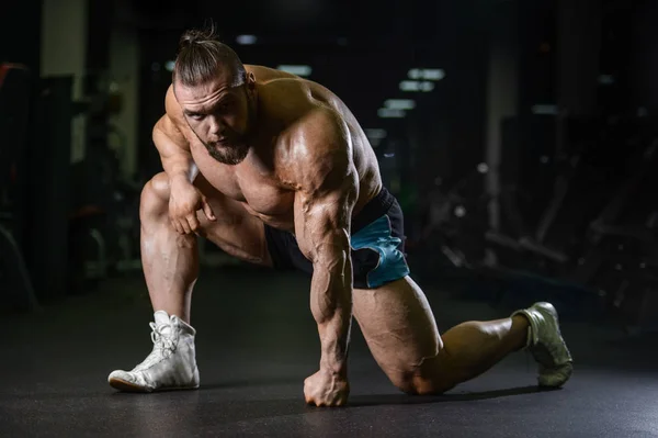 Όμορφος fit Καυκάσιος μυώδης άνδρας κάμψη τους μυς του στο γυμναστήριο — Φωτογραφία Αρχείου
