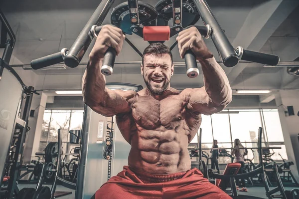 Brutala kaukasiska stilig fitness män på kost utbildning bröstet pum — Stockfoto