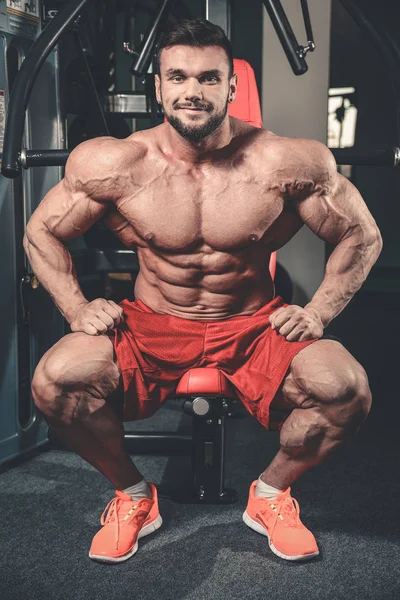 Bel ajustement caucasien musclé homme fléchissant ses muscles dans la salle de gym — Photo