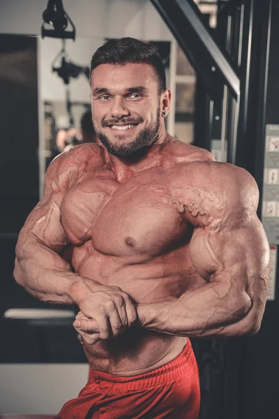 ダイエット トレーニングの筋肉をポンプのハンサムなパワー運動男 — ストック写真