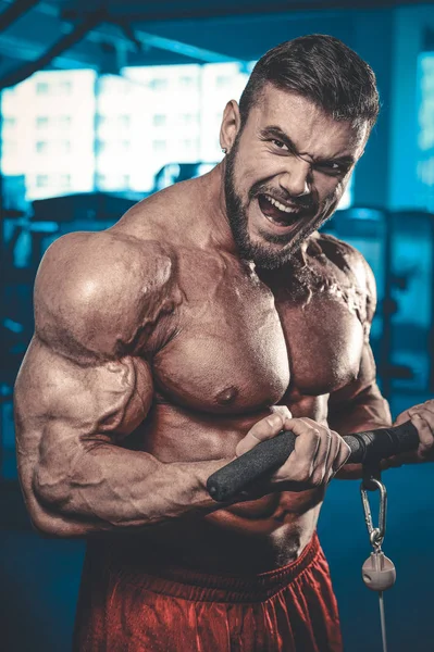 Красивый сильный спортсмен на диете тренировки накачивания мышц — стоковое фото