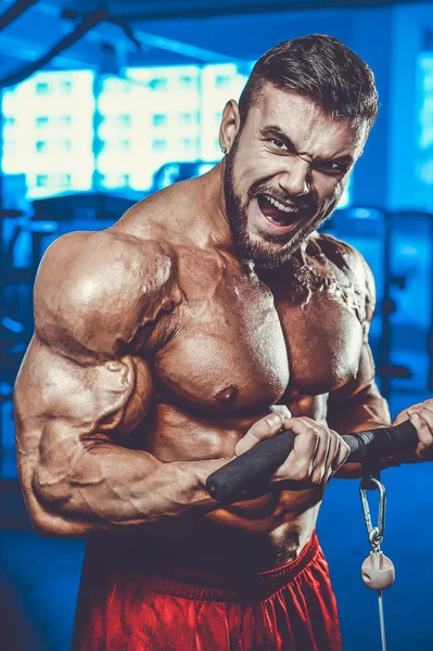 Bonito homem atlético poder no treinamento de dieta bombeando os músculos — Fotografia de Stock