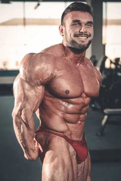 Βάναυση Καυκάσιος όμορφος γυμναστήριο άντρες στη διατροφή g τρικέφαλος μύς προπόνηση — Φωτογραφία Αρχείου