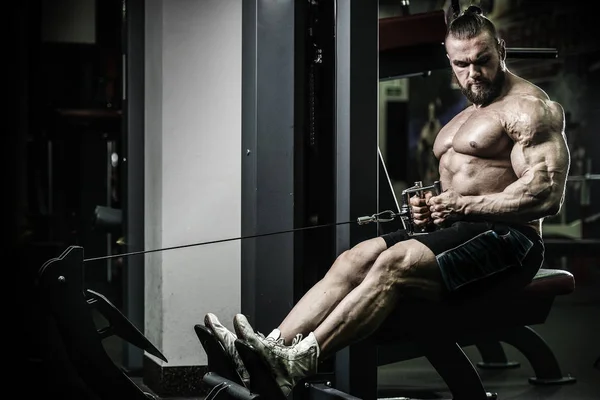 펌핑 근육을 훈련 하는 잘생긴 전원 운동 남자 다이어트 — 스톡 사진