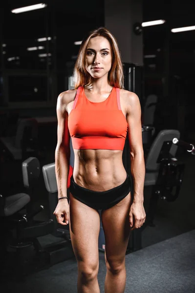 Γυναικείο μοντέλο Καυκάσιος σέξι fitness στο γυμναστήριο κοντά επάνω ΑΒ — Φωτογραφία Αρχείου