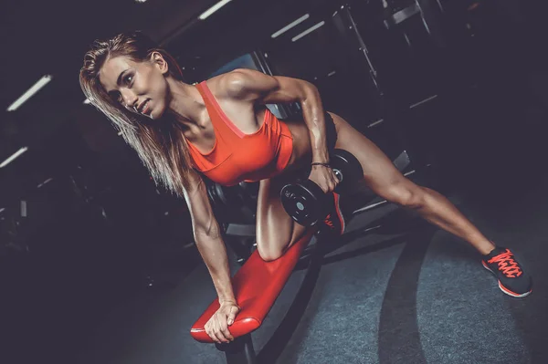 Vackra sexiga kaukasiska fitness girl utbildning tillbaka i gymmet pumpi — Stockfoto