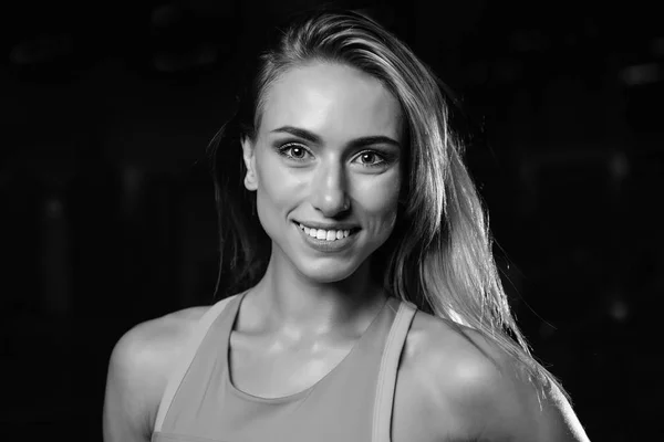 Portret van mooie sexy meisje op de achtergrond van de sportschool — Stockfoto