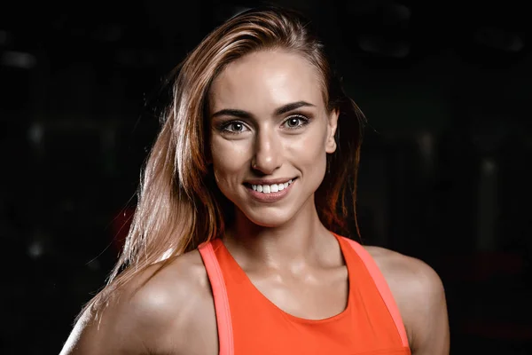 Portret van mooie sexy meisje op de achtergrond van de sportschool — Stockfoto