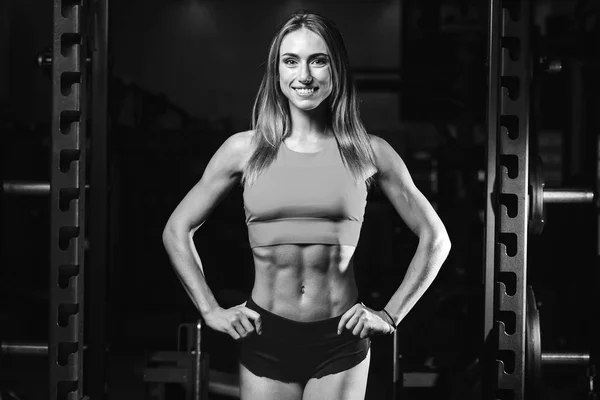 Beyaz seksi fitness spor salonunu yakın ab içinde kadın modeli — Stok fotoğraf
