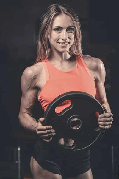 Sexy modelo de retrato y cuerpo bronceado mirando hacia otro lado en el gimnasio —  Fotos de Stock