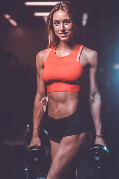 Kaukasiska ganska fitness flicka på diet utbildning pumpa upp muskelmassa — Stockfoto