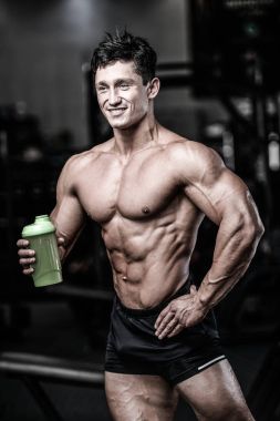Kaslı adam egzersiz sonrası dinlenme ve Shaker içme