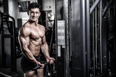 Diyet eğitim kas pompalama yakışıklı güç atletik erkek