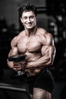 Diyet eğitim kas pompalama yakışıklı güç atletik erkek