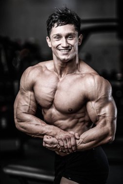 Diyet eğitim kas pompalama yakışıklı güç atletik erkek