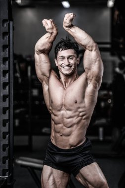 Diyet eğitim kas pompalama yakışıklı güç atletik erkek