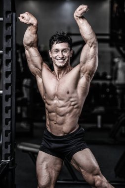 Diyet eğitim kas pompalama yakışıklı güç atletik erkek