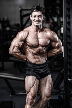 Uzağa arıyorsunuz kas gömleksiz manken seksi portresi