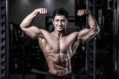 Diyet eğitim kas pompalama yakışıklı güç atletik erkek