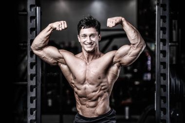 Diyet eğitim kas pompalama yakışıklı güç atletik erkek