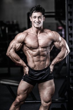 Uzağa arıyorsunuz kas gömleksiz manken seksi portresi