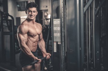 Diyet eğitim kas pompalama yakışıklı güç atletik erkek