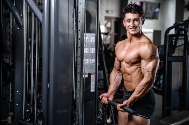 Diyet eğitim kas pompalama yakışıklı güç atletik erkek