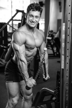 Acımasız beyaz yakışıklı fitness erkekler diyet eğitim triceps g