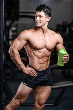 Kaslı adam egzersiz sonrası dinlenme ve Shaker içme