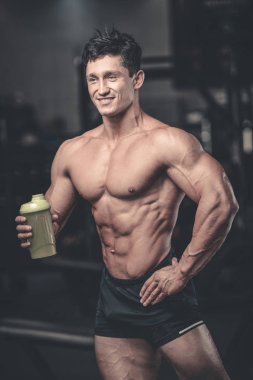 Kaslı adam egzersiz sonrası dinlenme ve Shaker içme