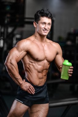 Kaslı adam egzersiz sonrası dinlenme ve Shaker içme