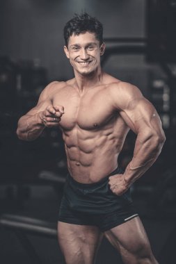 Yakışıklı beyaz kas adam diyet işaret parmakları gy içinde